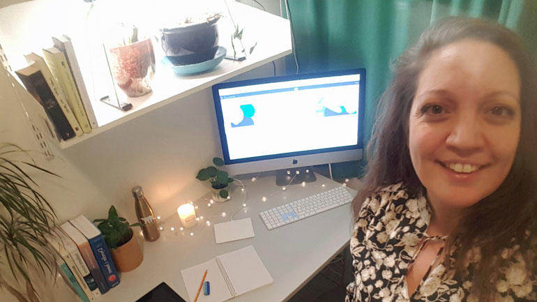 Bilde av Sine-Sara Astad foran en ryddig arbeidspult - klar for å ta notater fra digital forelesning