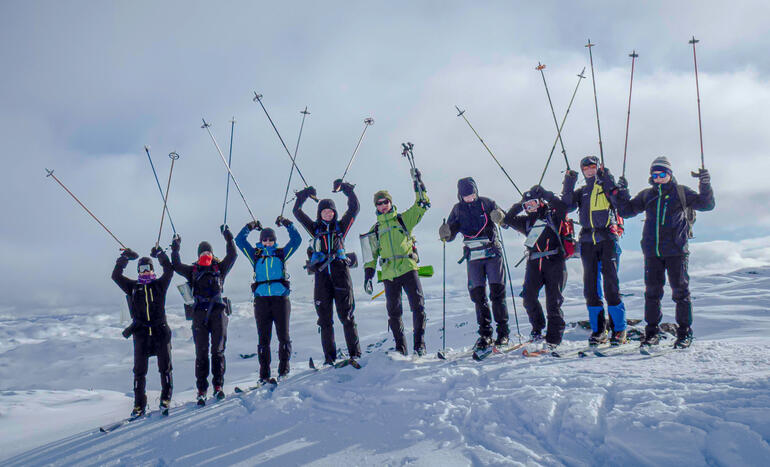 Bilde av glade studenter fra bachelor i friluftsliv, kultur og naturveiledning på skitur